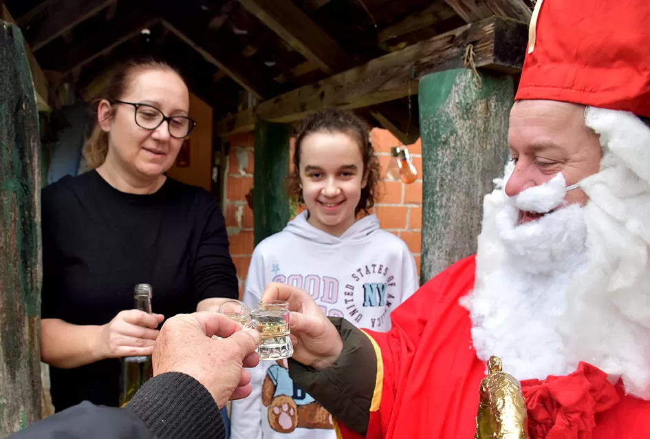 Sveti Nikola po prvi puta razveselio djecu u Štitnjaku: Krampus ostao bez posla, darovi stigli u svaku dobru čizmicu