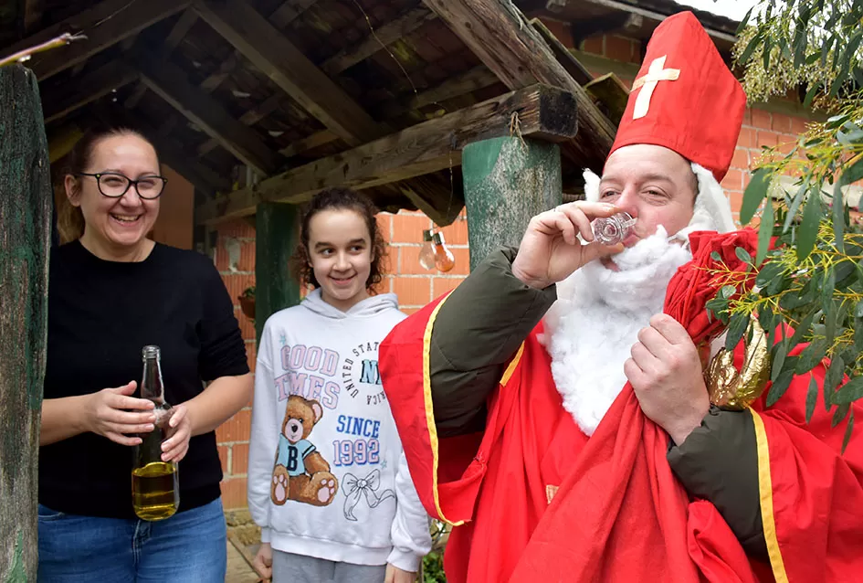 Sveti Nikola po prvi puta razveselio djecu u Štitnjaku: Krampus ostao bez posla, darovi stigli u svaku dobru čizmicu