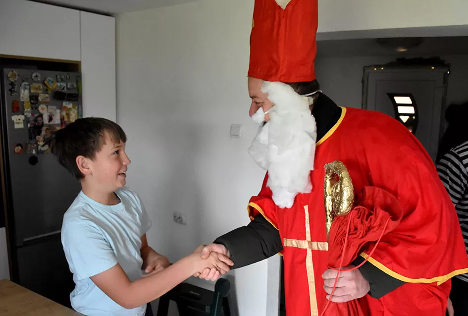 Sveti Nikola po prvi puta razveselio djecu u Štitnjaku: Krampus ostao bez posla, darovi stigli u svaku dobru čizmicu
