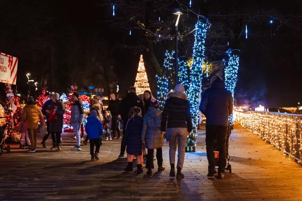 Blagdanska čarolija pod Zlatnim Papukom: Otvorena Ninina čarobna Shhhuma