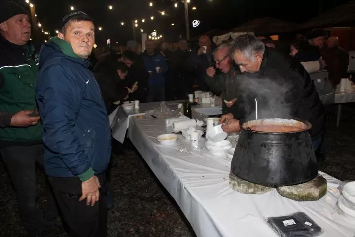 U Bećarskom šoru u znaku osoba „zlatne dobi“, ribiča i Tamburaškog sastava „Podrumski bećari”