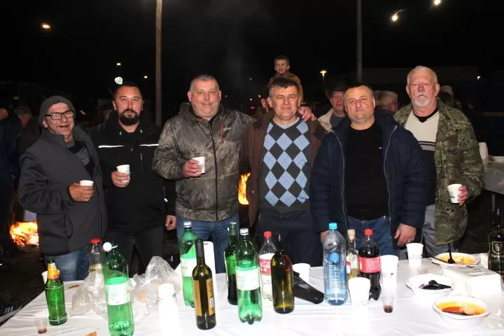 U Bećarskom šoru u znaku osoba „zlatne dobi“, ribiča i Tamburaškog sastava „Podrumski bećari”