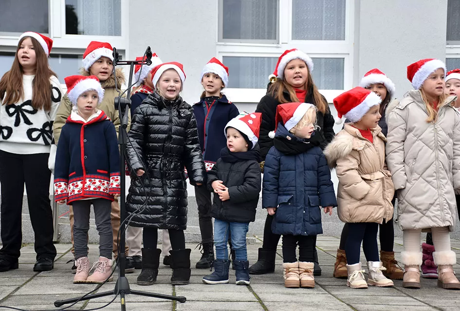 Požega.eu | Bogat program i pokloni za najmlađe: Sveti Nikola razveselio mališane u Jakšiću 