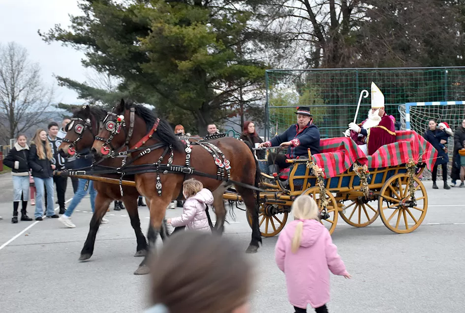 Bogat program i pokloni za najmlađe: Sveti Nikola razveselio mališane u Jakšiću 