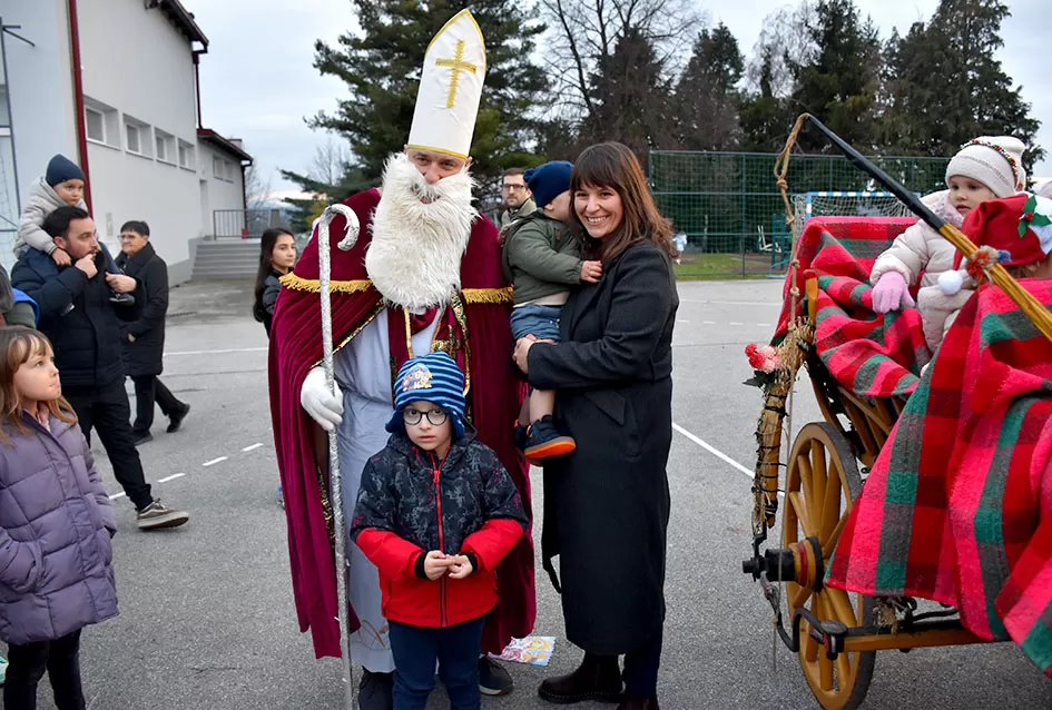 Bogat program i pokloni za najmlađe: Sveti Nikola razveselio mališane u Jakšiću 