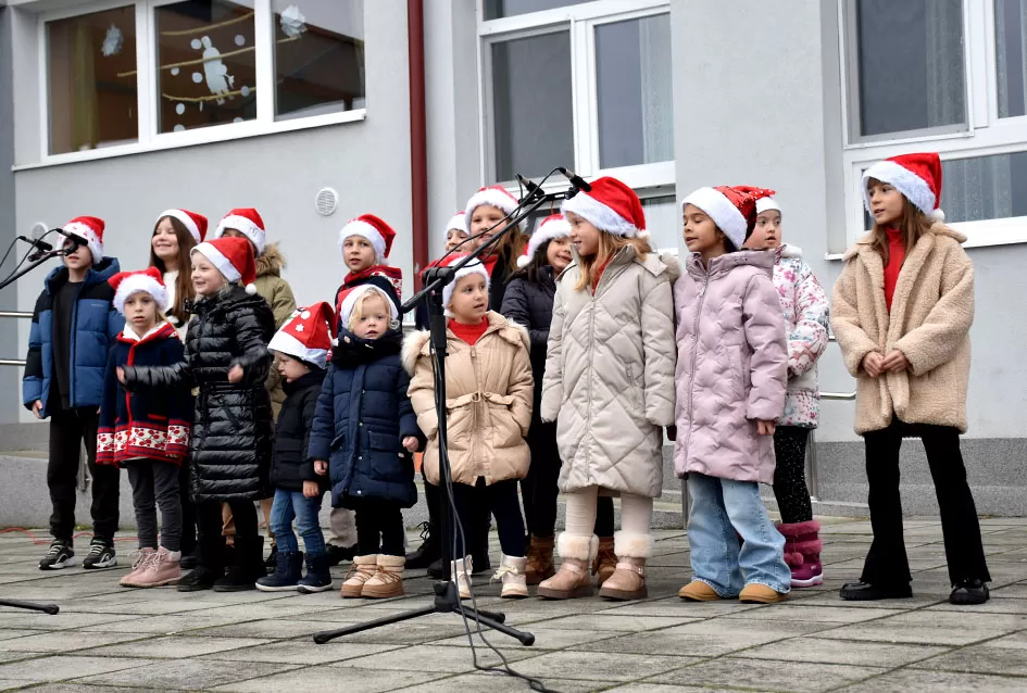 Bogat program i pokloni za najmlađe: Sveti Nikola razveselio mališane u Jakšiću 