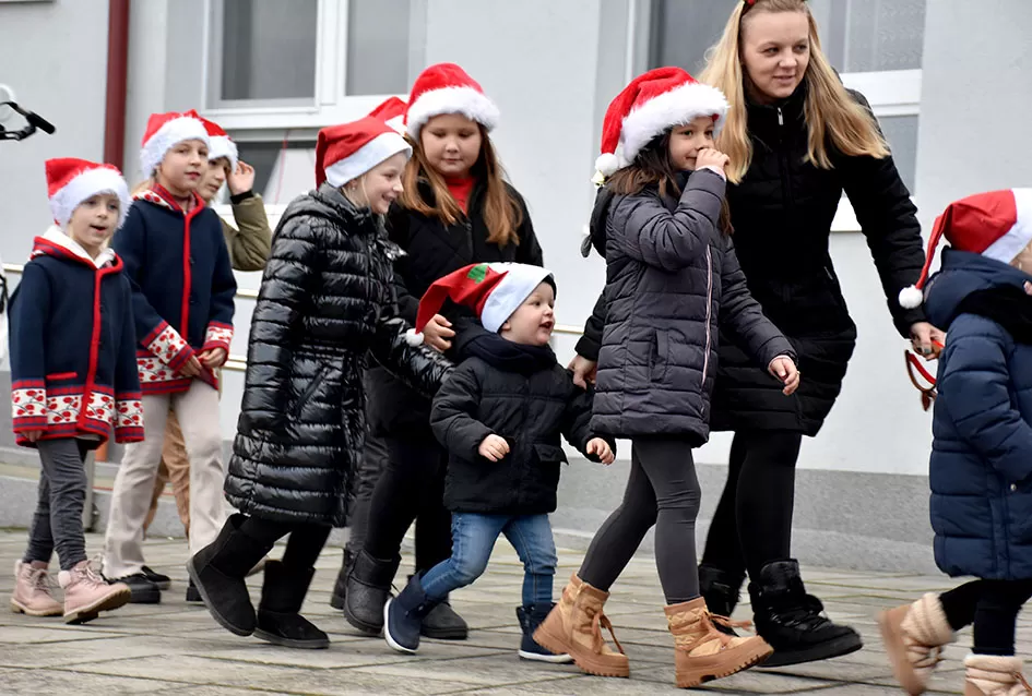 Bogat program i pokloni za najmlađe: Sveti Nikola razveselio mališane u Jakšiću 