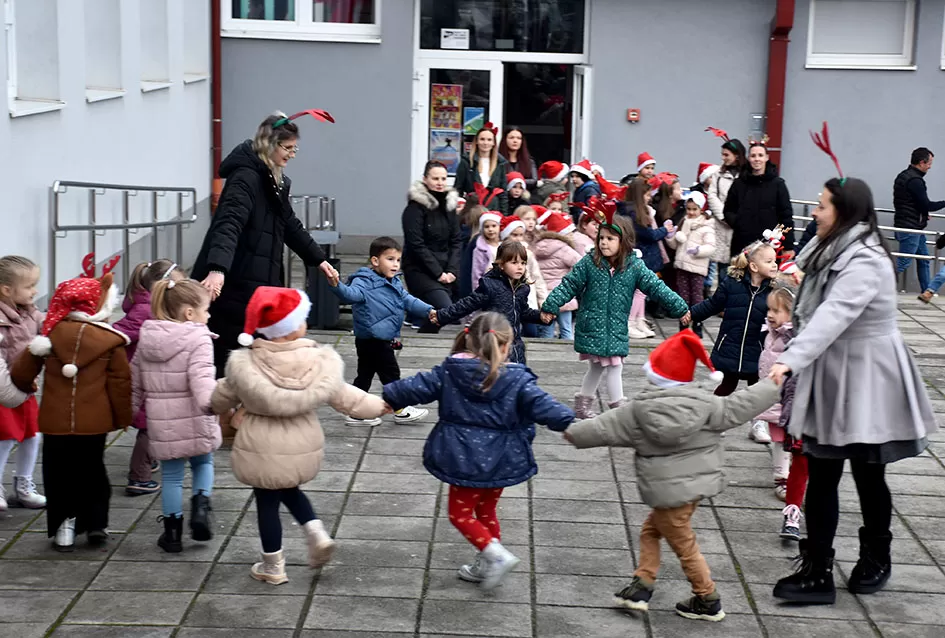 Bogat program i pokloni za najmlađe: Sveti Nikola razveselio mališane u Jakšiću 