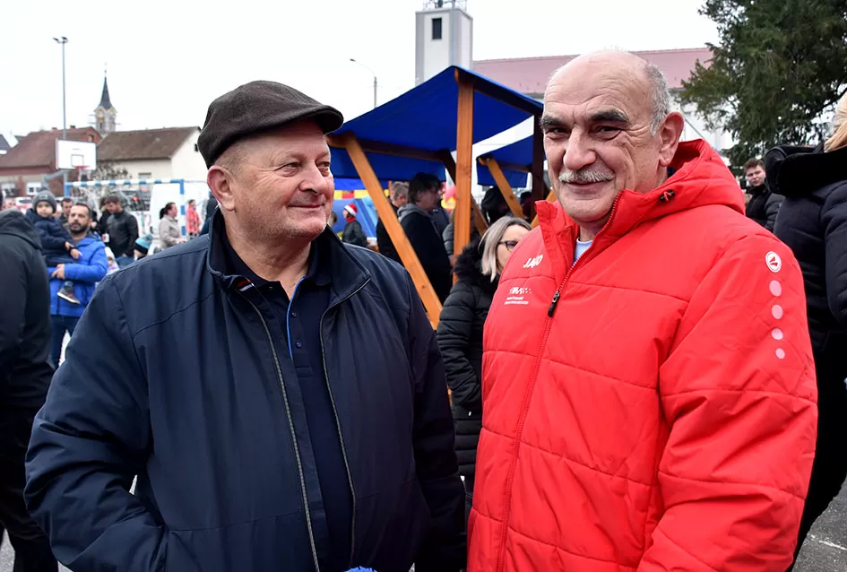 Bogat program i pokloni za najmlađe: Sveti Nikola razveselio mališane u Jakšiću 