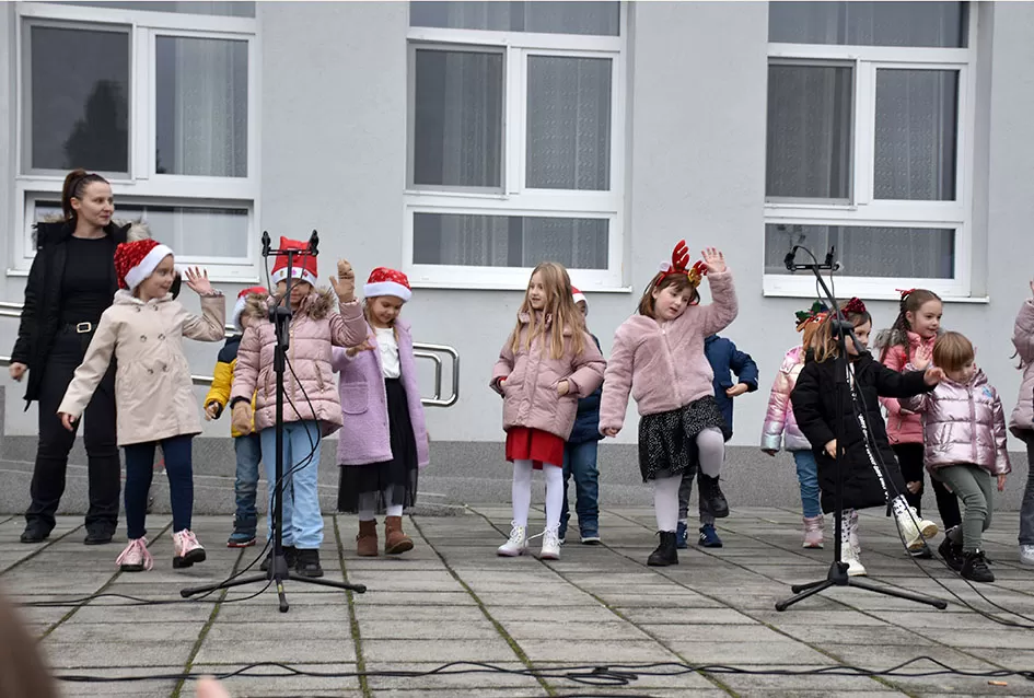 Bogat program i pokloni za najmlađe: Sveti Nikola razveselio mališane u Jakšiću 