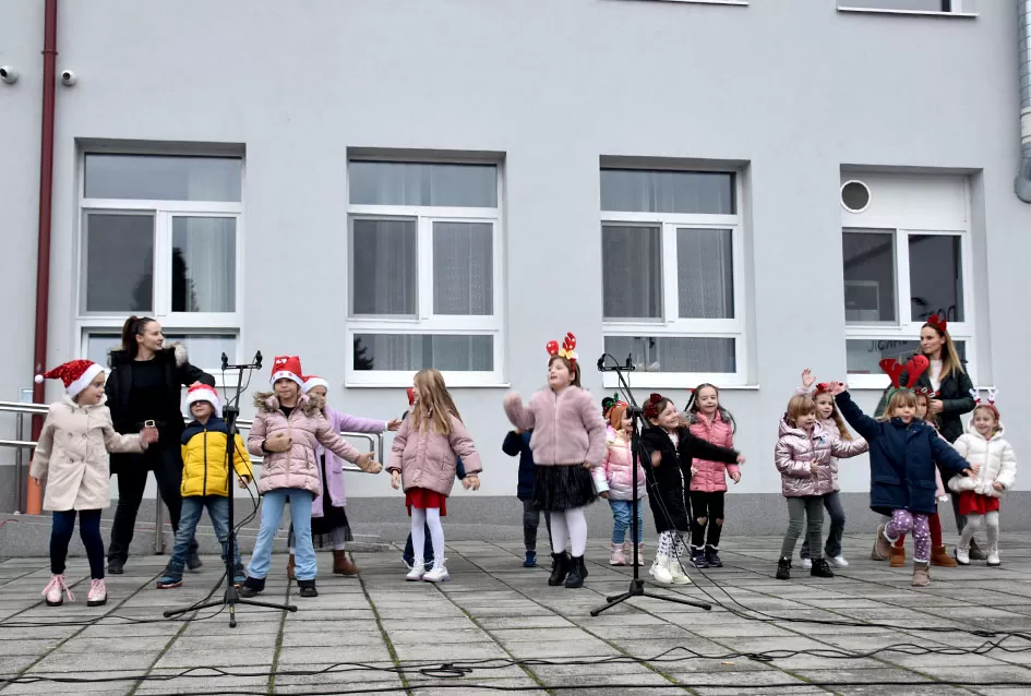 Bogat program i pokloni za najmlađe: Sveti Nikola razveselio mališane u Jakšiću 