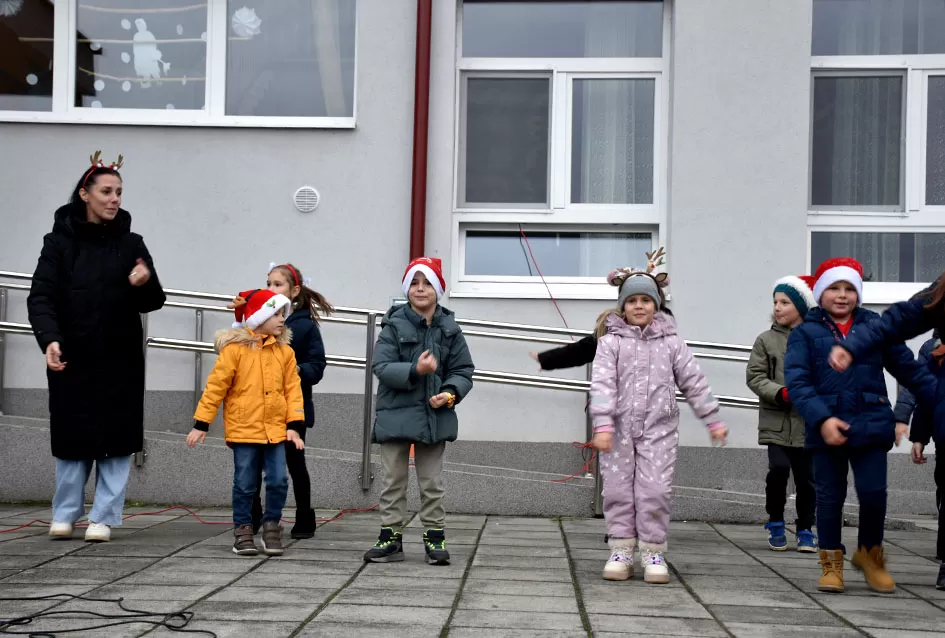 Bogat program i pokloni za najmlađe: Sveti Nikola razveselio mališane u Jakšiću 