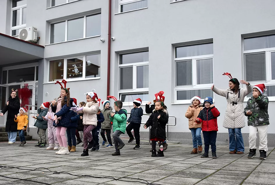 Bogat program i pokloni za najmlađe: Sveti Nikola razveselio mališane u Jakšiću 