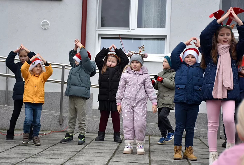 Bogat program i pokloni za najmlađe: Sveti Nikola razveselio mališane u Jakšiću 