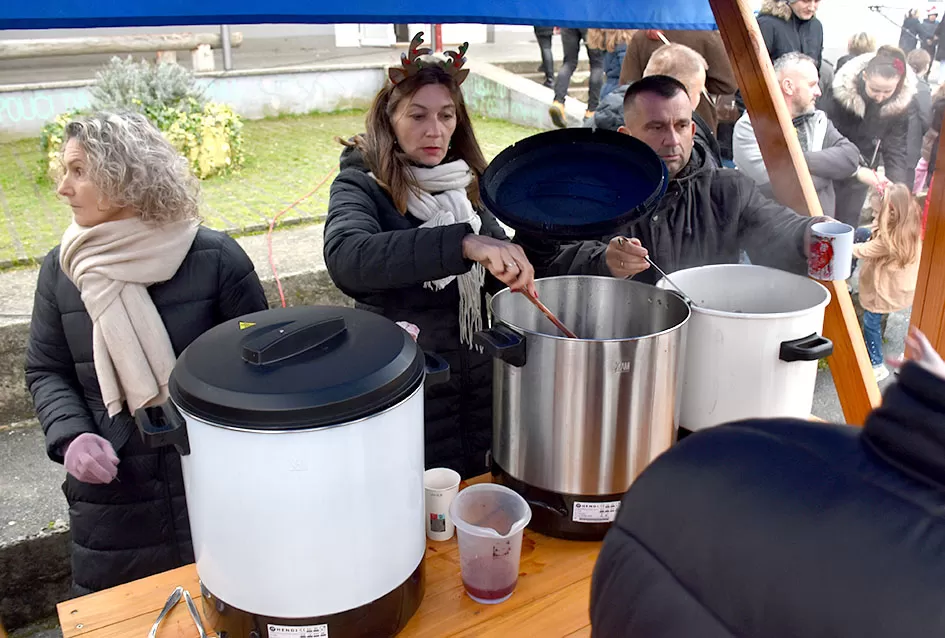 Bogat program i pokloni za najmlađe: Sveti Nikola razveselio mališane u Jakšiću 