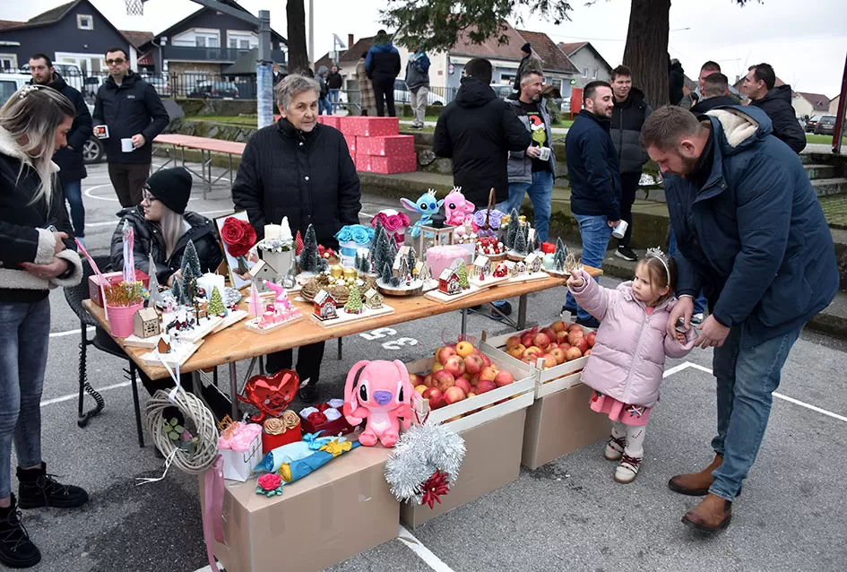 Bogat program i pokloni za najmlađe: Sveti Nikola razveselio mališane u Jakšiću 