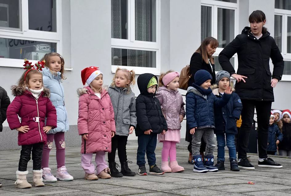 Bogat program i pokloni za najmlađe: Sveti Nikola razveselio mališane u Jakšiću 