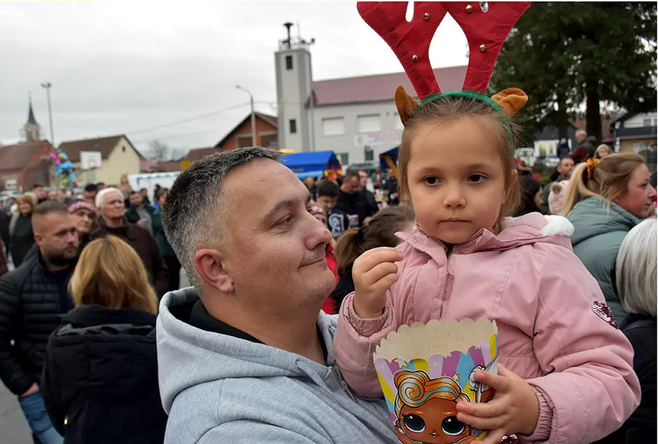 Bogat program i pokloni za najmlađe: Sveti Nikola razveselio mališane u Jakšiću 