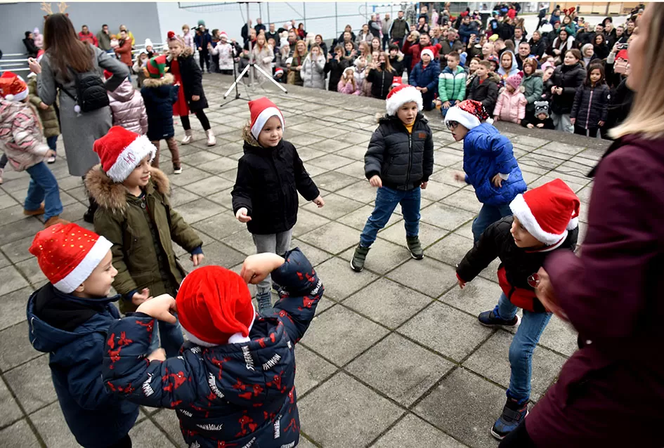 Bogat program i pokloni za najmlađe: Sveti Nikola razveselio mališane u Jakšiću 