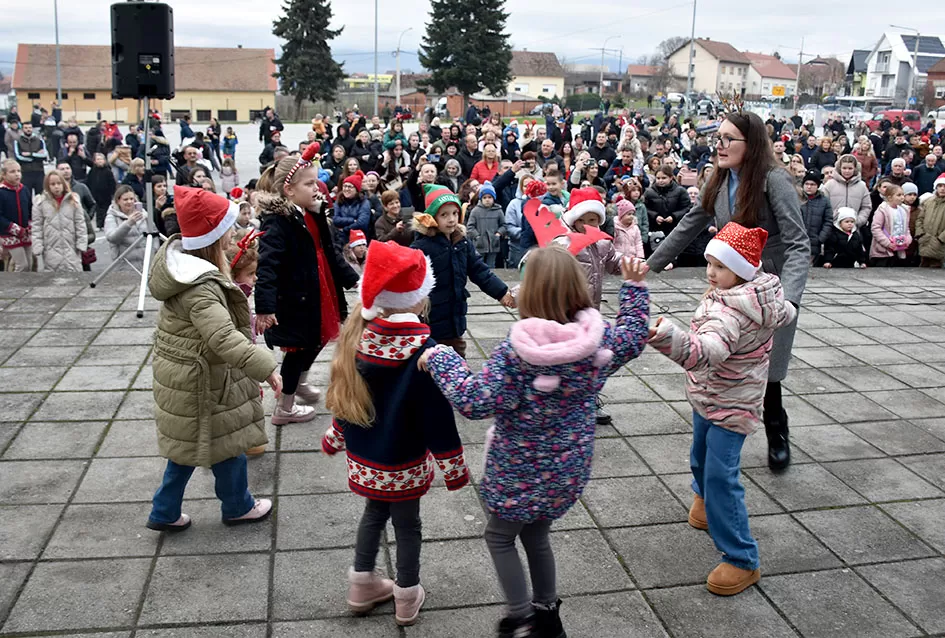 Bogat program i pokloni za najmlađe: Sveti Nikola razveselio mališane u Jakšiću 