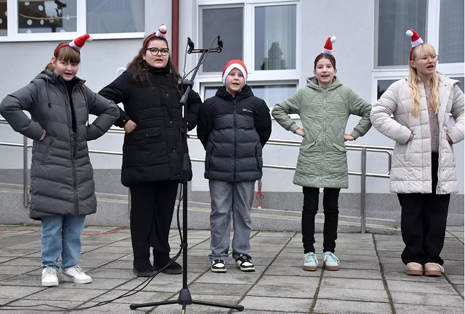 Bogat program i pokloni za najmlađe: Sveti Nikola razveselio mališane u Jakšiću 