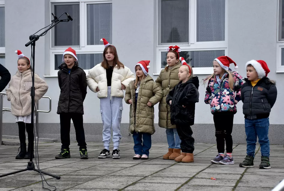 Bogat program i pokloni za najmlađe: Sveti Nikola razveselio mališane u Jakšiću 