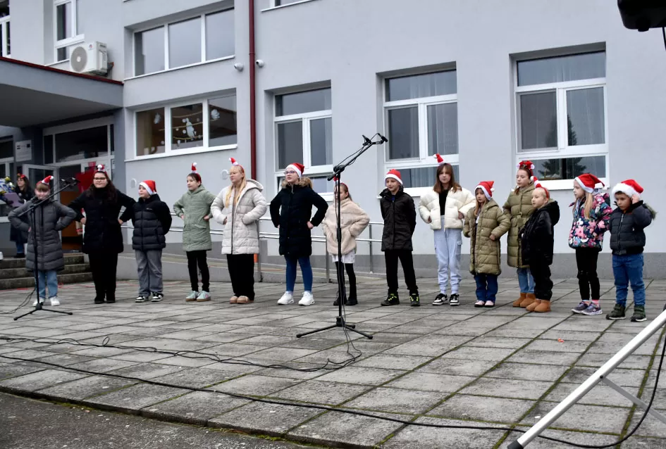 Bogat program i pokloni za najmlađe: Sveti Nikola razveselio mališane u Jakšiću 