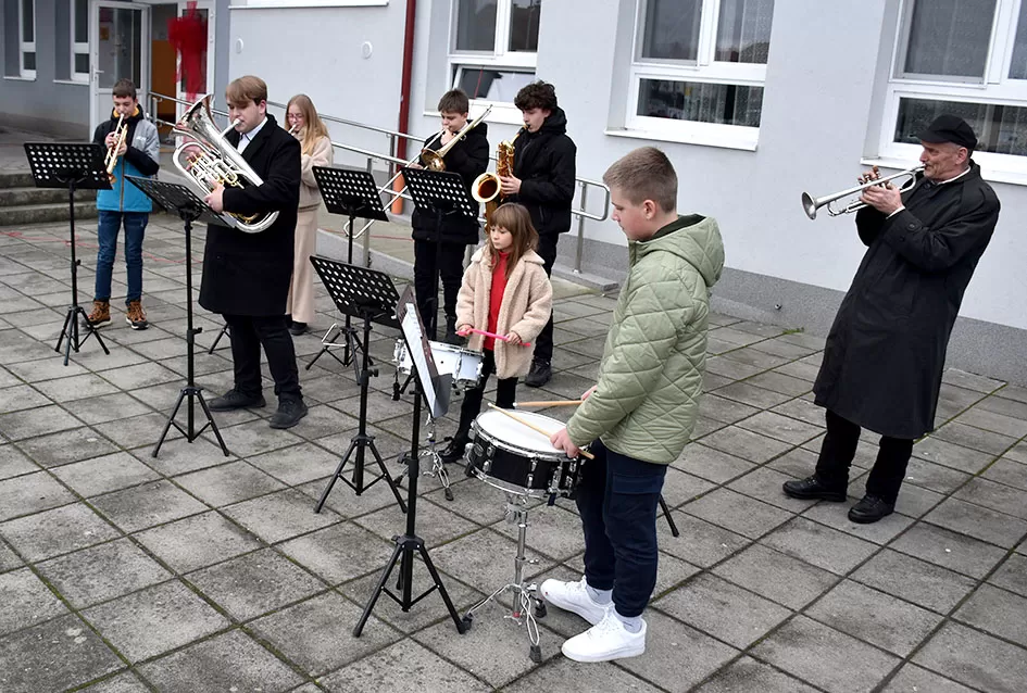 Bogat program i pokloni za najmlađe: Sveti Nikola razveselio mališane u Jakšiću 