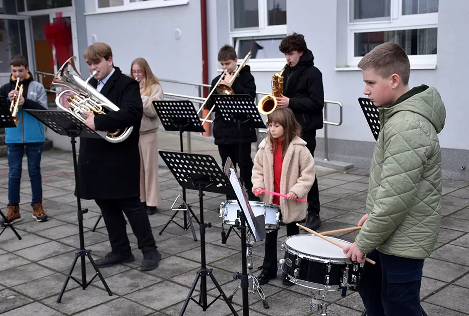 Bogat program i pokloni za najmlađe: Sveti Nikola razveselio mališane u Jakšiću 