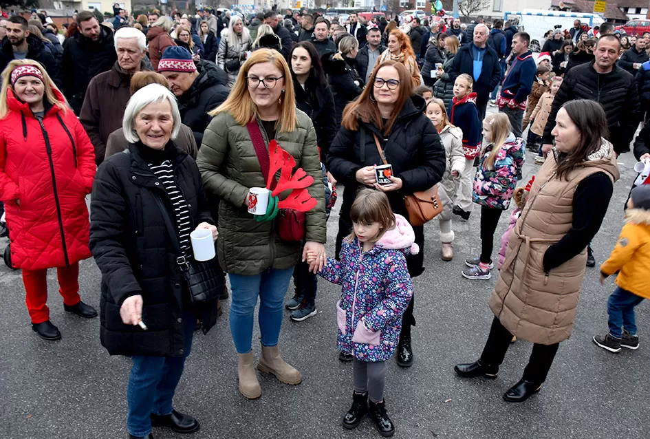 Bogat program i pokloni za najmlađe: Sveti Nikola razveselio mališane u Jakšiću 