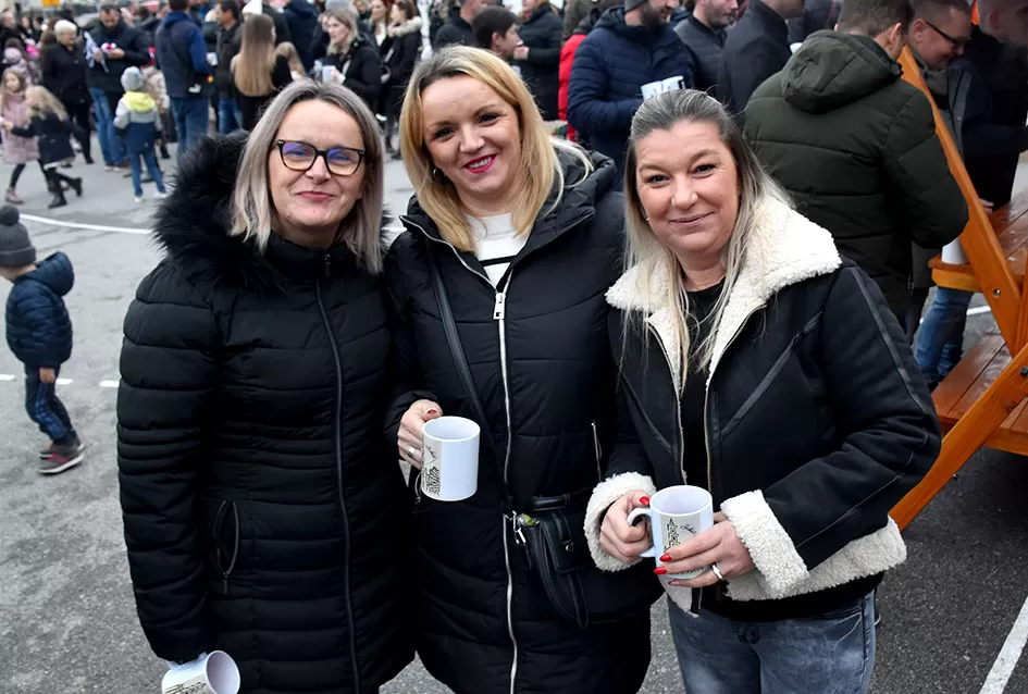 Bogat program i pokloni za najmlađe: Sveti Nikola razveselio mališane u Jakšiću 