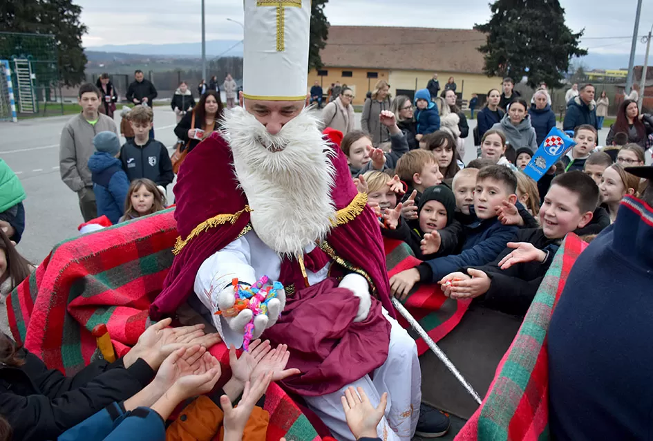 Bogat program i pokloni za najmlađe: Sveti Nikola razveselio mališane u Jakšiću 