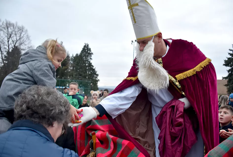 Bogat program i pokloni za najmlađe: Sveti Nikola razveselio mališane u Jakšiću 