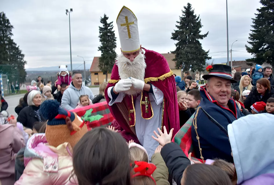 Bogat program i pokloni za najmlađe: Sveti Nikola razveselio mališane u Jakšiću 