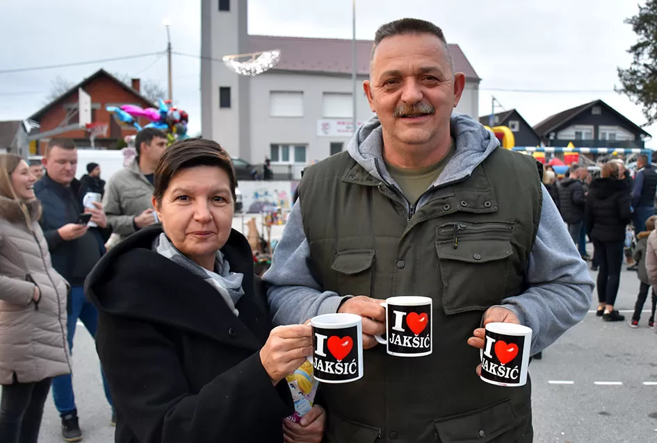 Bogat program i pokloni za najmlađe: Sveti Nikola razveselio mališane u Jakšiću 