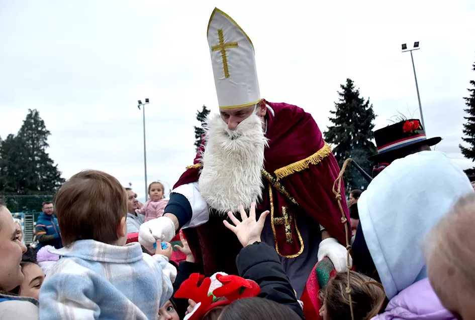 Bogat program i pokloni za najmlađe: Sveti Nikola razveselio mališane u Jakšiću 
