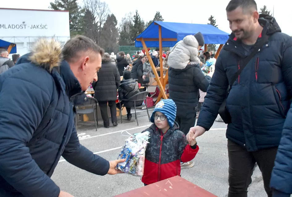 Bogat program i pokloni za najmlađe: Sveti Nikola razveselio mališane u Jakšiću 