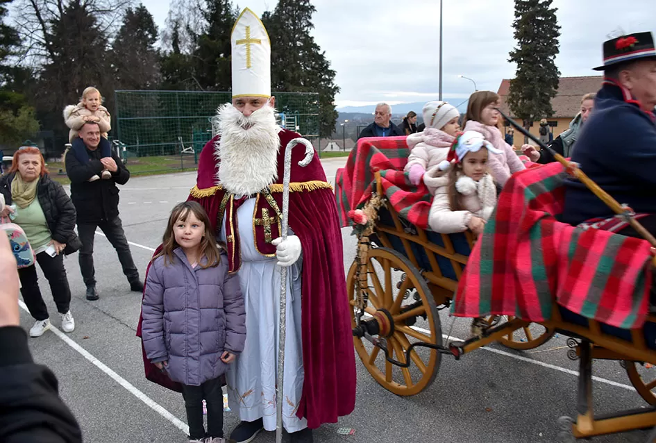 Bogat program i pokloni za najmlađe: Sveti Nikola razveselio mališane u Jakšiću 
