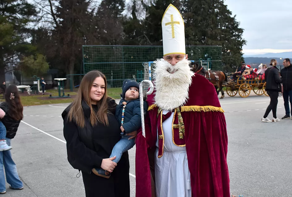 Bogat program i pokloni za najmlađe: Sveti Nikola razveselio mališane u Jakšiću 