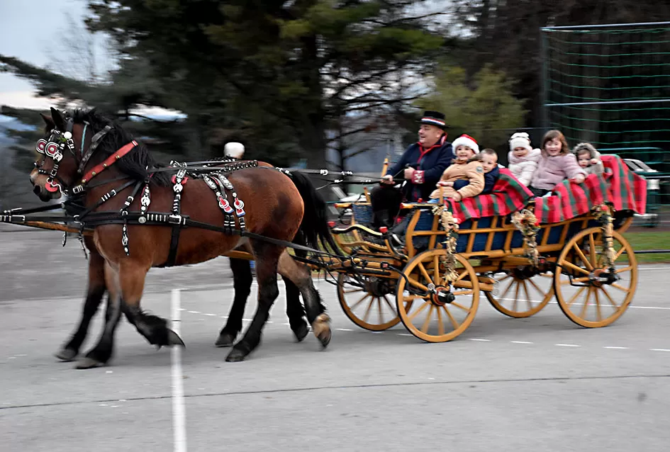 Bogat program i pokloni za najmlađe: Sveti Nikola razveselio mališane u Jakšiću 