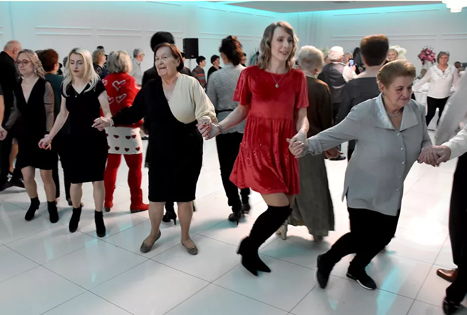 Požega.eu | Plesna zabava u Gloriji unijela blagdanski duh u Požegu