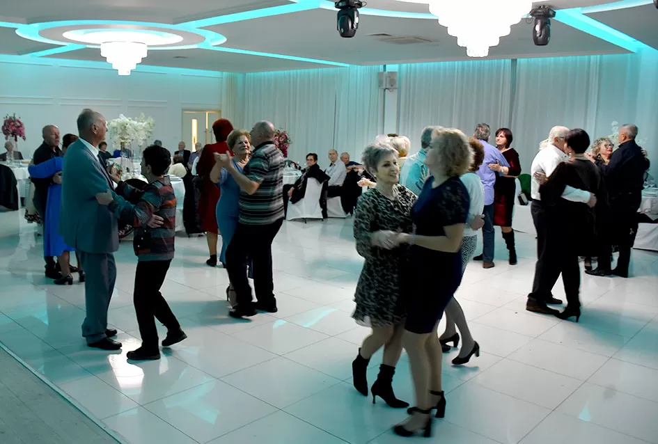 Plesna zabava u Gloriji unijela blagdanski duh u Požegu