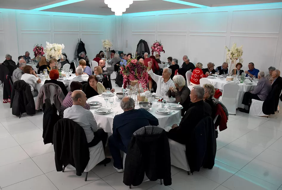 Plesna zabava u Gloriji unijela blagdanski duh u Požegu