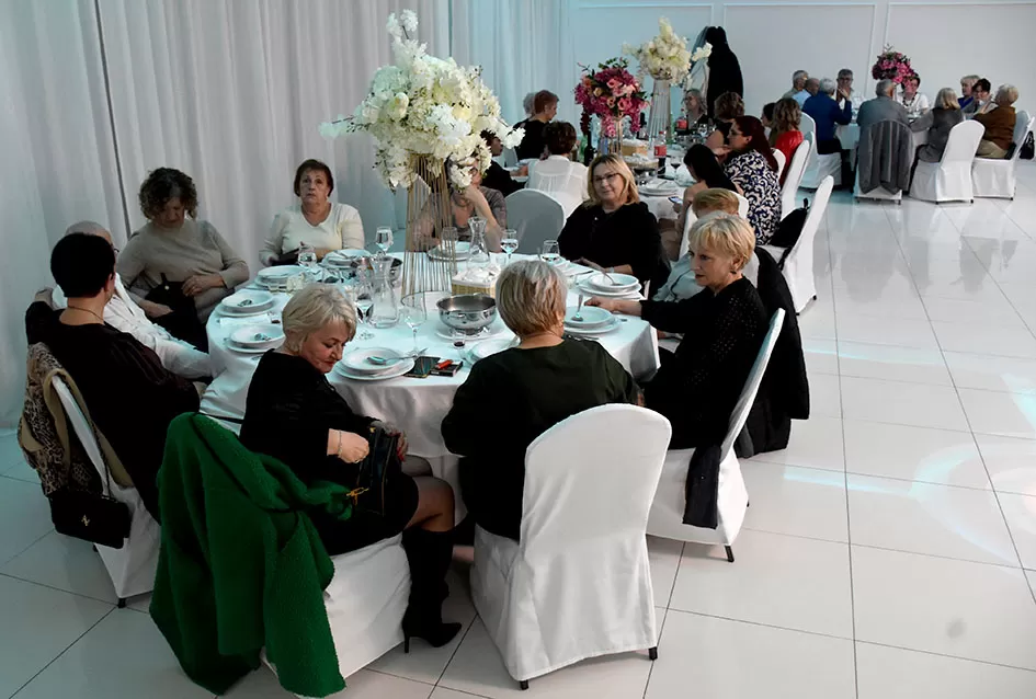 Plesna zabava u Gloriji unijela blagdanski duh u Požegu