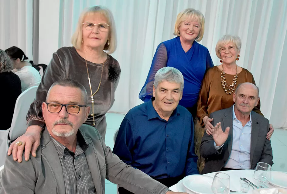 Plesna zabava u Gloriji unijela blagdanski duh u Požegu