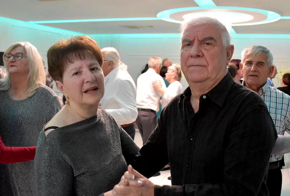 Plesna zabava u Gloriji unijela blagdanski duh u Požegu
