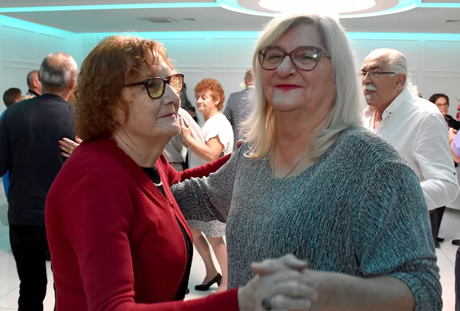 Plesna zabava u Gloriji unijela blagdanski duh u Požegu