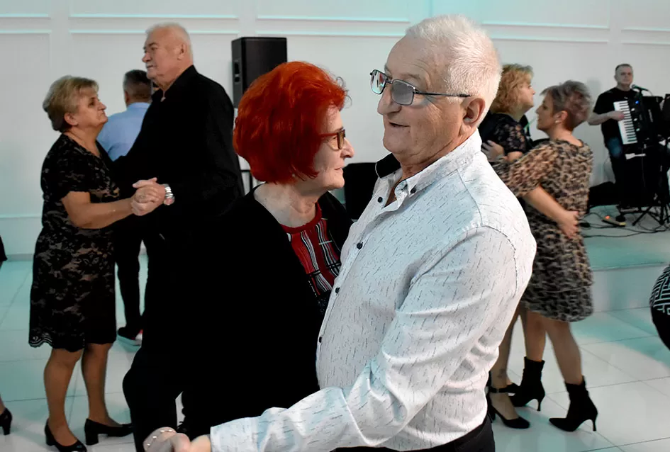 Plesna zabava u Gloriji unijela blagdanski duh u Požegu