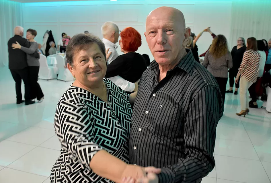 Plesna zabava u Gloriji unijela blagdanski duh u Požegu