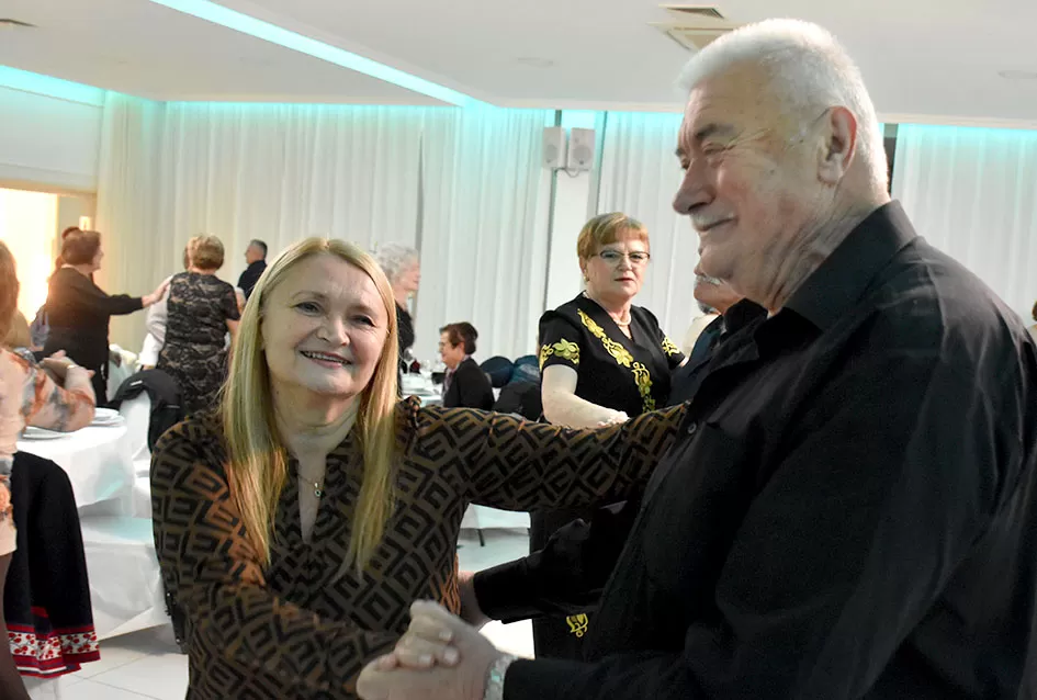 Plesna zabava u Gloriji unijela blagdanski duh u Požegu